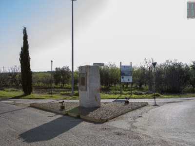 Qui � stato installato un menhir in pietra calcarea locale...